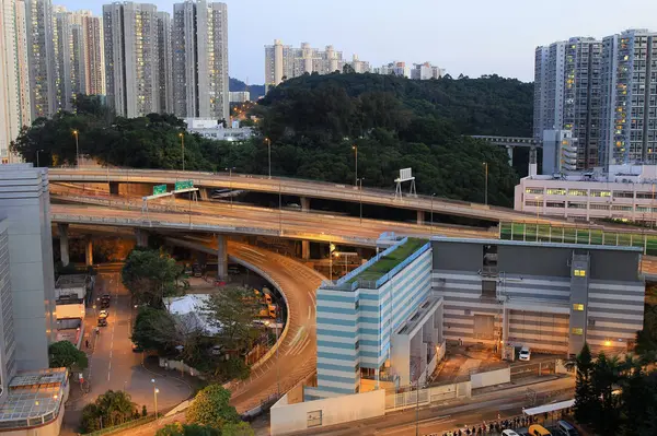  Kentsel şehir ve günbatımı hız geceleri tren