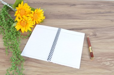  boş spiral defter ve kalem masada