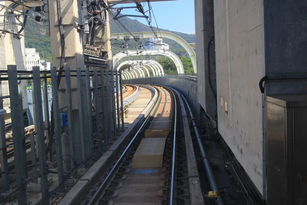 Hoewel de tunnel passeren Monorail — Stockfoto