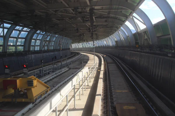 Monorail passerar dock tunneln — Stockfoto