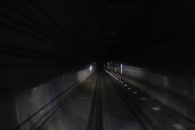 Metro'ya bulanık ışık parçaları ile