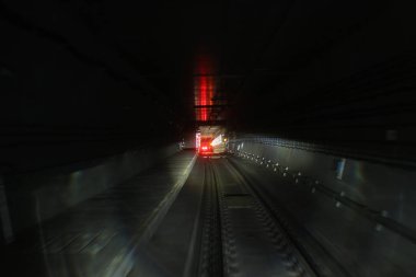Metro'ya bulanık ışık parçaları ile
