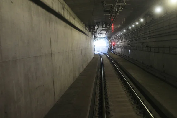 Die Schwebebahn, die durch den Tunnel fährt — Stockfoto