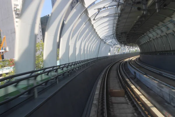 Monorail passant par le tunnel — Photo