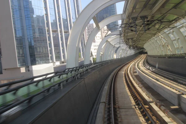 Monorail passant par le tunnel — Photo