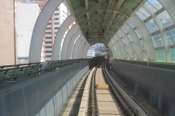 Monorriel pasando por el túnel —  Fotos de Stock