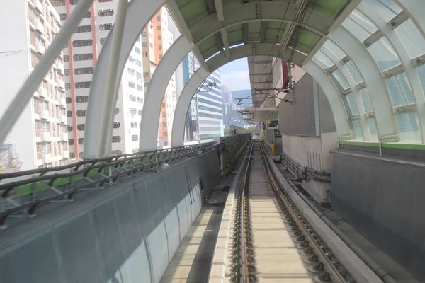 Monotrilho passando pelo túnel — Fotografia de Stock