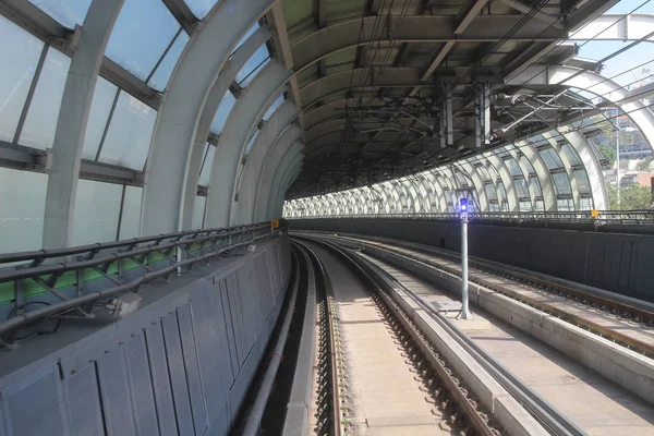Monorail passerar dock tunneln — Stockfoto