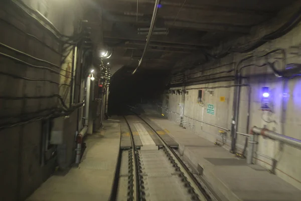 Le Monorail passant par le tunnel — Photo