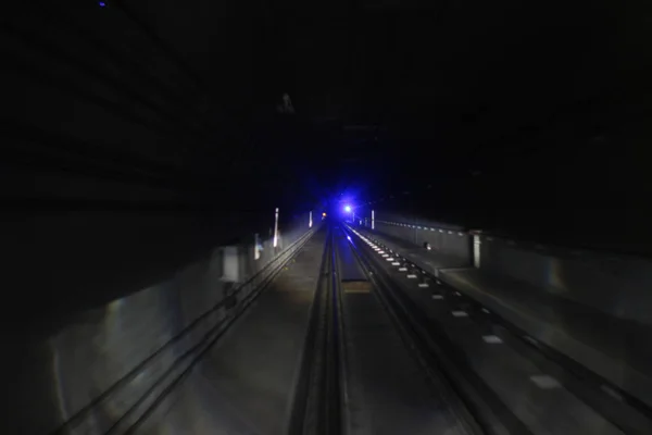 U-Bahn-Tunnel mit verschwommenen Lichtspuren — Stockfoto