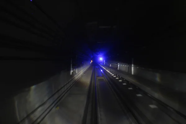 O túnel do metrô com faixas de luz embaçadas — Fotografia de Stock