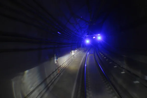 Túnel do metrô com faixas de luz embaçada — Fotografia de Stock