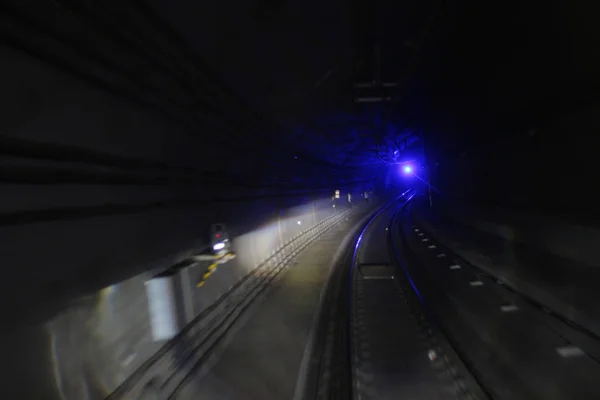 U-Bahn-Tunnel mit verschwommenen Lichtspuren — Stockfoto
