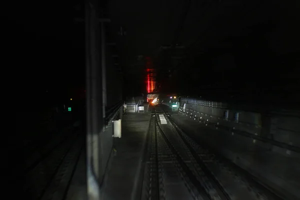 Тоннель метро с размытыми световыми дорожками — стоковое фото