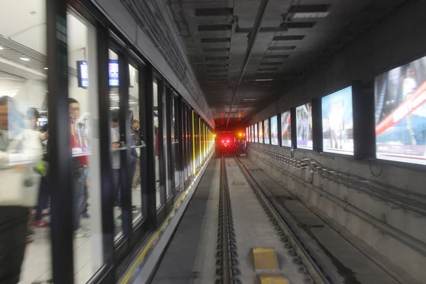 O monotrilho passando pelo túnel — Fotografia de Stock