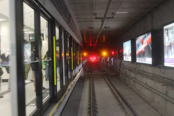 Monorail passerar dock tunneln — Stockfoto