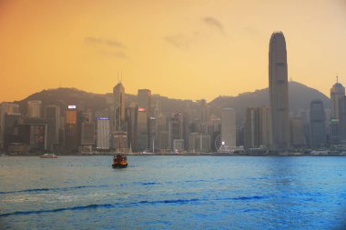 Günbatımında Hong Kong 'un ufuk çizgisi.
