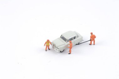  bir arabayı tamir minyatür mekaniği