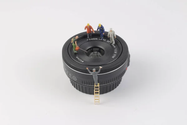 Mini woker limpar a lente — Fotografia de Stock