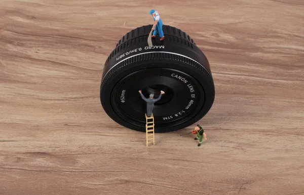 Woker miniaturowe wyczyszczenie obiektywu — Zdjęcie stockowe