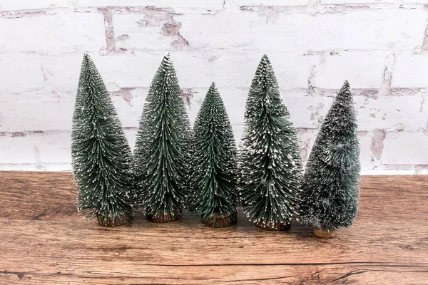 Mini-Weihnachtsbaum auf Gefälle — Stockfoto