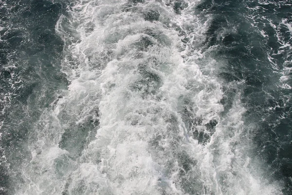 Nasleep van een cruiseschip op de open oceaan — Stockfoto