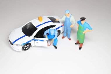 minyatür figürler insan kostümleri