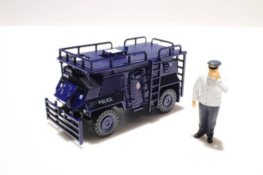 Polis ve beyaz arka plan üzerinde