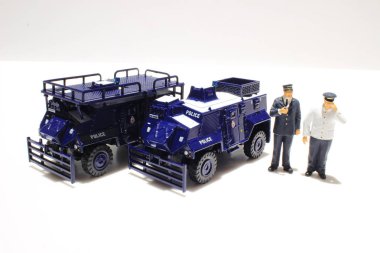 Polis ve beyaz arka plan üzerinde