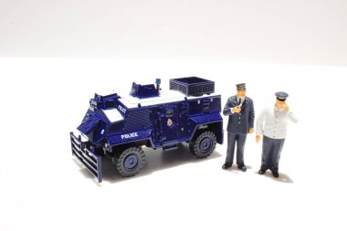 Polis ve beyaz arka plan üzerinde