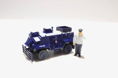 Polis ve beyaz arka plan üzerinde