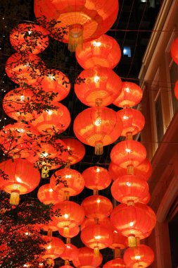 Tavanda asılı kırmızı lamba