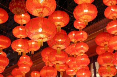 Tavanda asılı kırmızı lamba