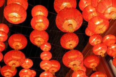 Tavanda asılı kırmızı lamba