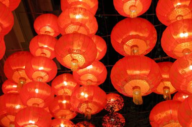 Tavanda asılı kırmızı lamba