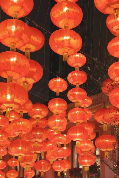 Röd lampa hängande på taket — Stockfoto