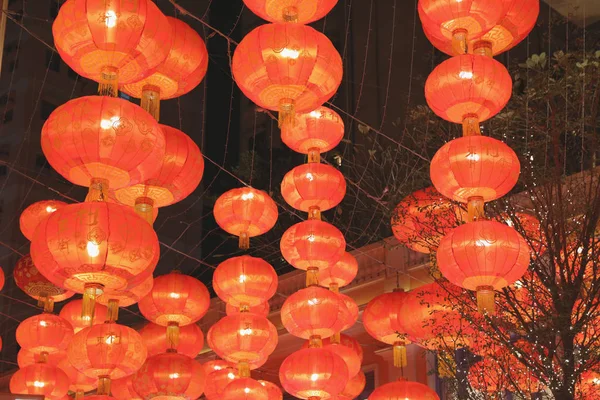 Tavanda asılı kırmızı lamba — Stok fotoğraf