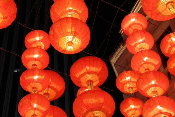 Röd lampa hängande på taket — Stockfoto