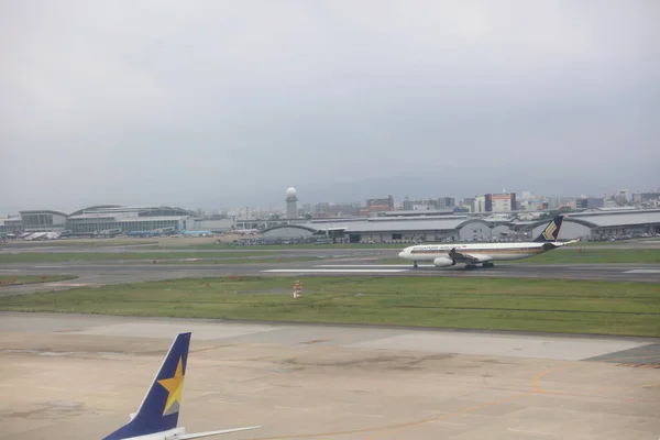 En el aeropuerto de vuelos domésticos Fukuoka —  Fotos de Stock