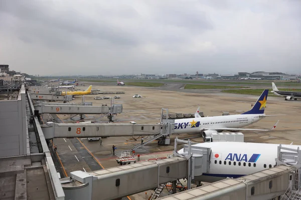 Inlandsflüge auf dem Flughafen Fukuoka — Stockfoto