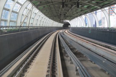 şehirde tren demiryolu