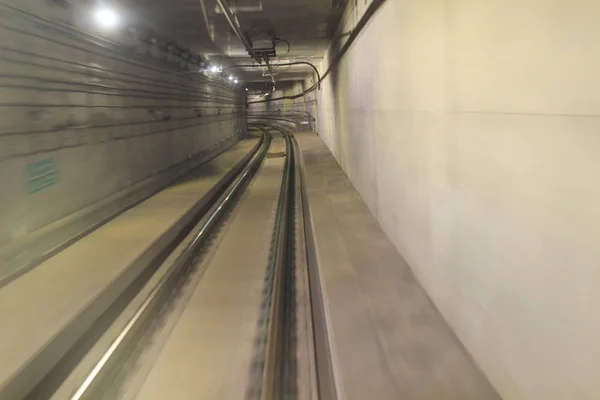 Zugfahrt durch U-Bahn-Tunnel — Stockfoto