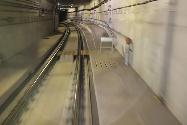 Zugfahrt durch U-Bahn-Tunnel — Stockfoto