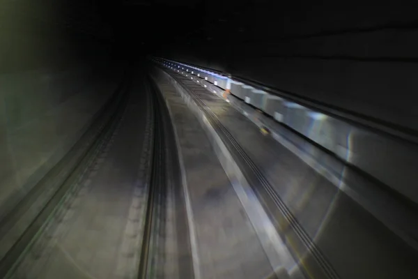 Cavalgando trem através do túnel do metrô — Fotografia de Stock