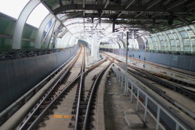 şehirde tren demiryolu