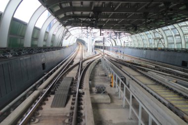 şehirde tren demiryolu
