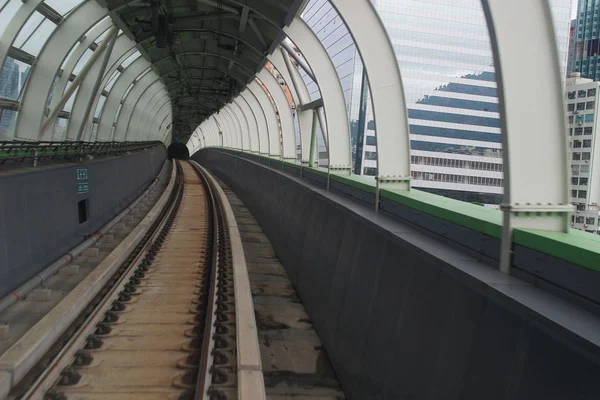 O trilho de trem na cidade — Fotografia de Stock