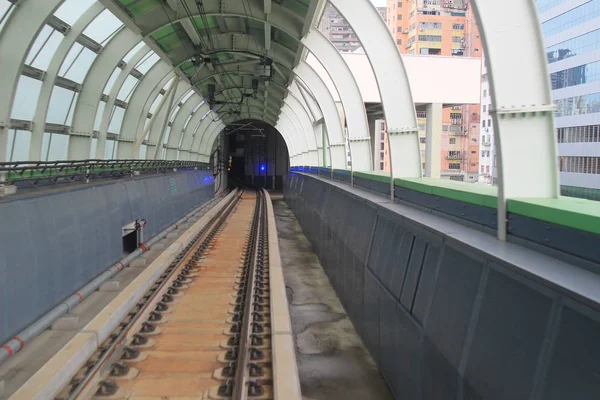 O trilho de trem na cidade — Fotografia de Stock