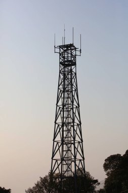  Bir kule mobil anten 