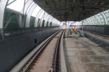 şehirde tren demiryolu